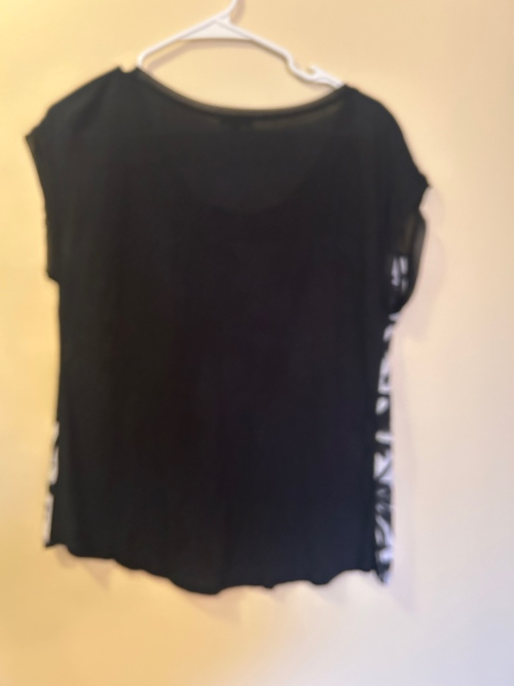 Express Women’s Medium Black & White Palm Print Blouse – Short Sleeve Top - Picture 2 of 3